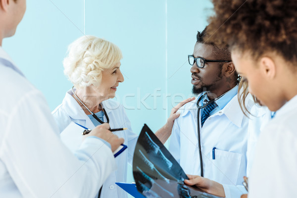 Konuşma stajyer kıdemli doktor tıbbi dokunmak Stok fotoğraf © LightFieldStudios
