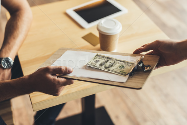 Mann zahlen um Kaffeehaus Ansicht Geld Stock foto © LightFieldStudios