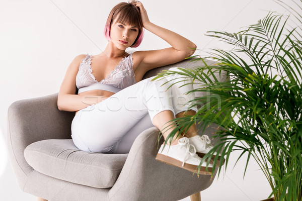 Posando sillón jóvenes mujer atractiva rosa Foto stock © LightFieldStudios