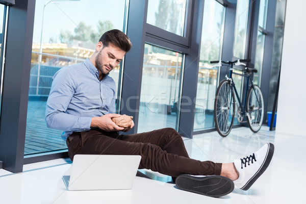 Stockfoto: Zakenman · met · behulp · van · laptop · kantoor · knap · jonge · eten