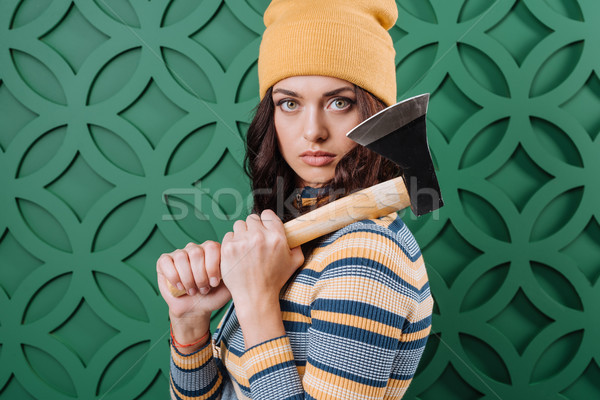 Foto stock: Mulher · em · pé · machado · mãos · elegante · outono