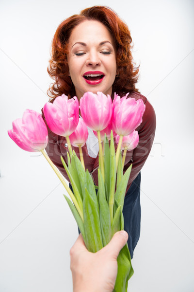 Man presenteren bloemen vrouw mannelijke hand Stockfoto © LightFieldStudios