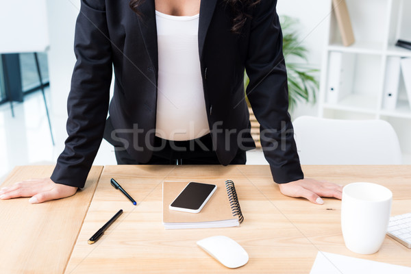 Embarazadas mujer de negocios escritorio tiro ordenador Foto stock © LightFieldStudios