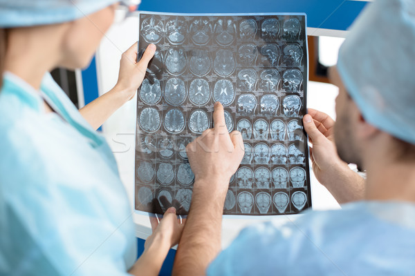 外科医生 医生 制服 检查 x射线 图像 商业照片 lightfieldstudios