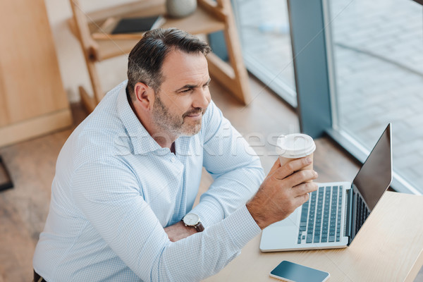 Biznesmen jednorazowy kubek kawy szczęśliwy zamyślony Zdjęcia stock © LightFieldStudios