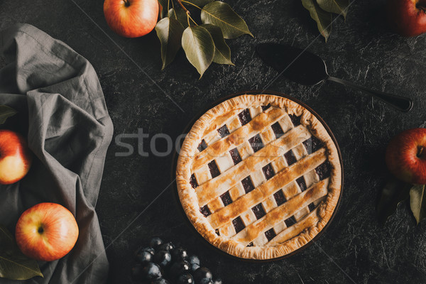 Domowej roboty szarlotka górę widoku świeże jabłka Zdjęcia stock © LightFieldStudios