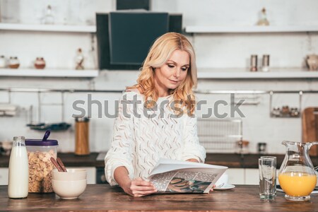 Foto stock: Sorridente · mulher · jovem · avental · forma · bolinhos