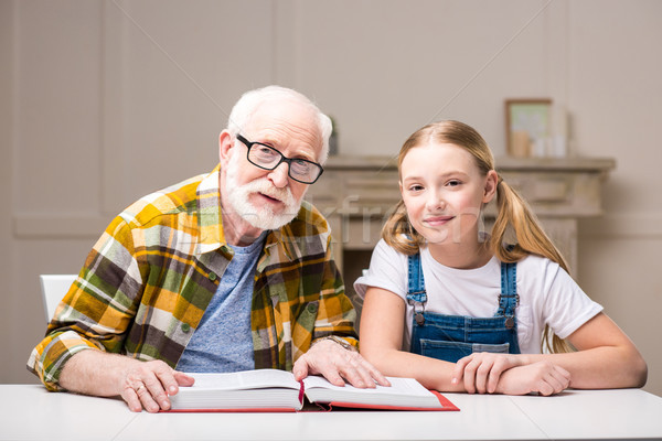 Stock foto: Großvater · Enkelin · Sitzung · Tabelle · Buch · lächelnd