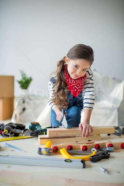 Stock foto: Kleines · Mädchen · Werkzeuge · cute · Holz · Planke · lächelnd