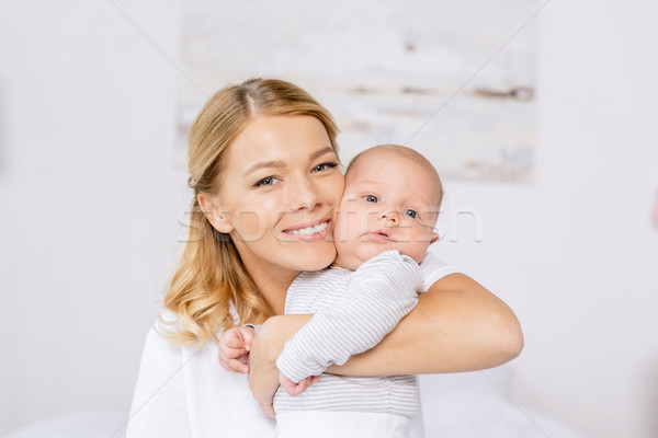 Moeder baby portret glimlachend handen naar Stockfoto © LightFieldStudios