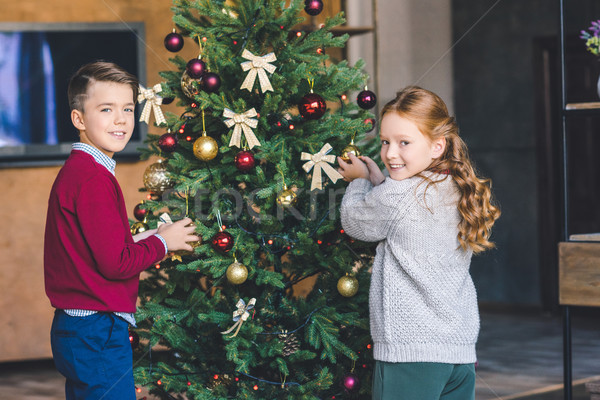 Foto stock: árbol · de · navidad · feliz · pequeño · ninos · mirando · cámara