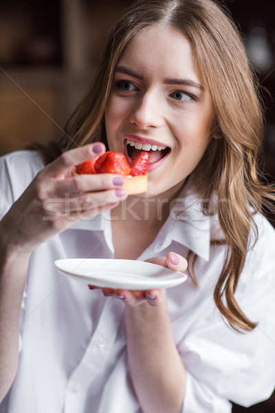 Stock foto: Frau · Erdbeerkuchen · lächelnd · Essen