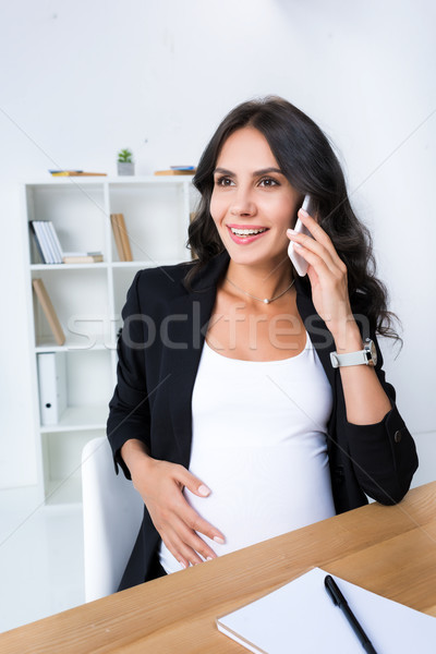 Embarazadas mujer de negocios hablar teléfono hermosa lugar de trabajo Foto stock © LightFieldStudios
