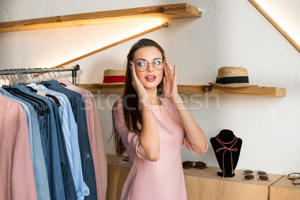 Kız gözlük butik çekici genç kadın Stok fotoğraf © LightFieldStudios