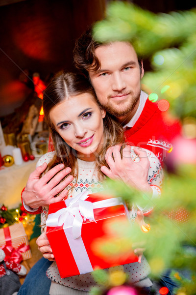 Heureux couple Noël présents regarder caméra Photo stock © LightFieldStudios