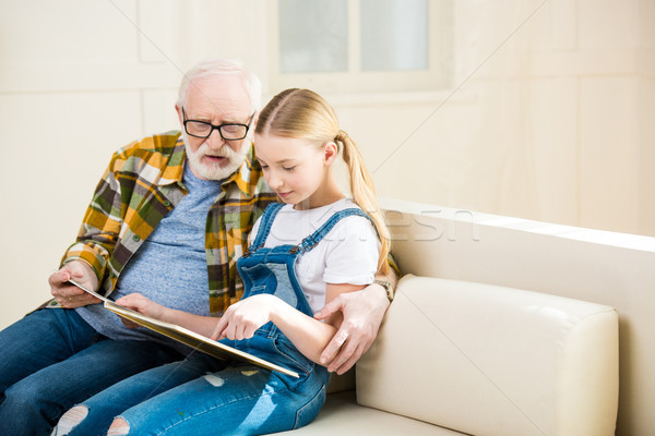 Feliz abuelo nieta lectura libro junto Foto stock © LightFieldStudios