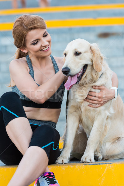 Stock foto: Sportlerin · Sitzung · Hund · sportlich · golden · Retriever · Treppe