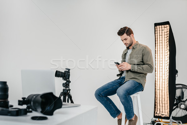 Profesional fotograf smartphone masculin digital fotografie Imagine de stoc © LightFieldStudios
