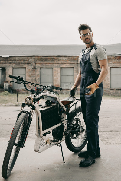 Mecânico óculos de proteção motocicleta vintage em pé Foto stock © LightFieldStudios