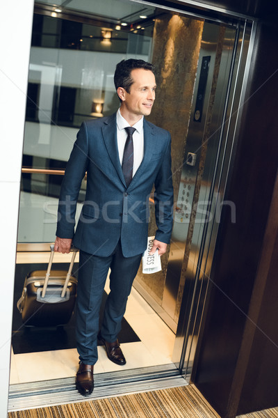 Om de afaceri mers afara Lift hotel valiză Imagine de stoc © LightFieldStudios