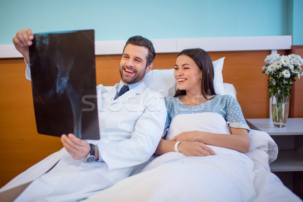 Medico paziente guardando Xray sorridere medico di sesso maschile Foto d'archivio © LightFieldStudios