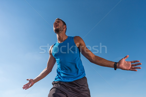 Aufgeregt Sportler Geschrei Triumph blauer Himmel Stock foto © LightFieldStudios