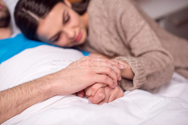 [[stock_photo]]: Homme · femme · hôpital · jeune · femme · mains · tenant · Homme