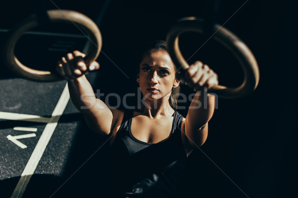 Foto stock: Anillos · jóvenes