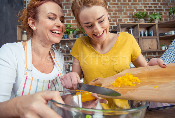 Mutter Tochter Kochen zusammen glücklich jugendlich Stock foto © LightFieldStudios