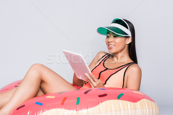 [[stock_photo]]: Femme · piscine · radeau · comprimé · souriant · asian