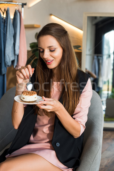 Lány eszik torta gyönyörű mosolyog fiatal nő Stock fotó © LightFieldStudios