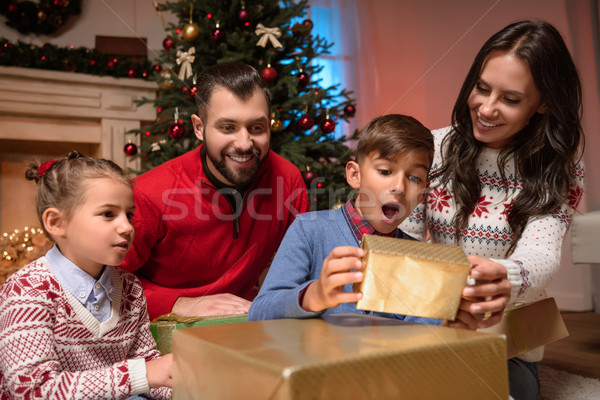 ストックフォト: 家族 · クリスマス · プレゼント · 小さな · 2