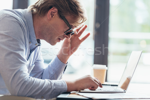 Uomo utilizzando il computer portatile vista laterale grave imprenditore onu Foto d'archivio © LightFieldStudios