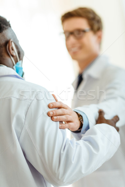 Médico colega hombro jóvenes bata de laboratorio médicos Foto stock © LightFieldStudios