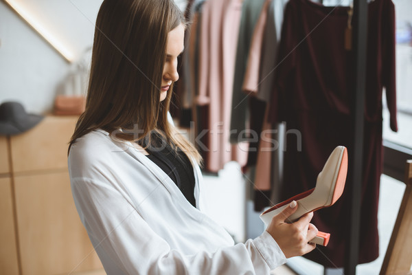 Mulher escolher calcanhares atraente elegante Foto stock © LightFieldStudios