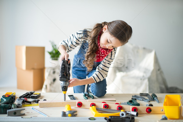 小女孩 工具 美麗 鑽孔 木 商業照片 © LightFieldStudios