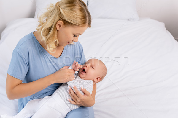 Stockfoto: Moeder · baby · portret · handen