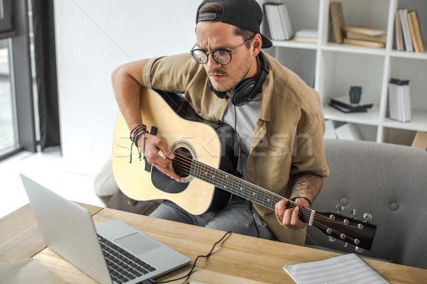 Mann spielen Gitarre junger Mann schauen Stock foto © LightFieldStudios