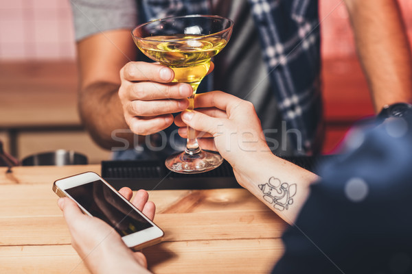 Barman cocktail vizitator shot alcool smartphone Imagine de stoc © LightFieldStudios