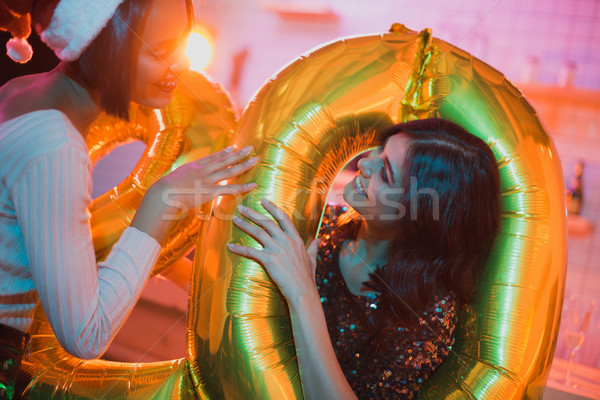 Multicultural mulheres balões retrato sorridente olhando Foto stock © LightFieldStudios