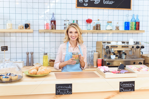 [[stock_photo]]: Serveuse · jar · limonade · séduisant · jeunes