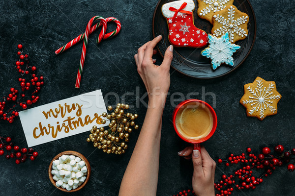 [[stock_photo]]: Mains · café · vue · Homme · joyeux · Noël