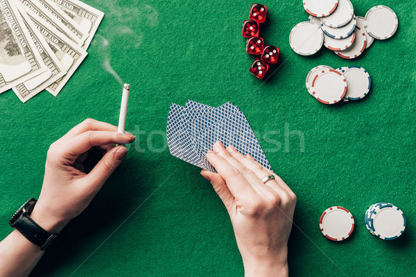 Foto stock: Mujer · cigarrillo · cartas · casino · mesa