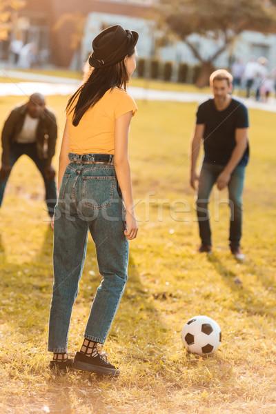 Multicultural prietenii joc fotbal fotbal împreună Imagine de stoc © LightFieldStudios