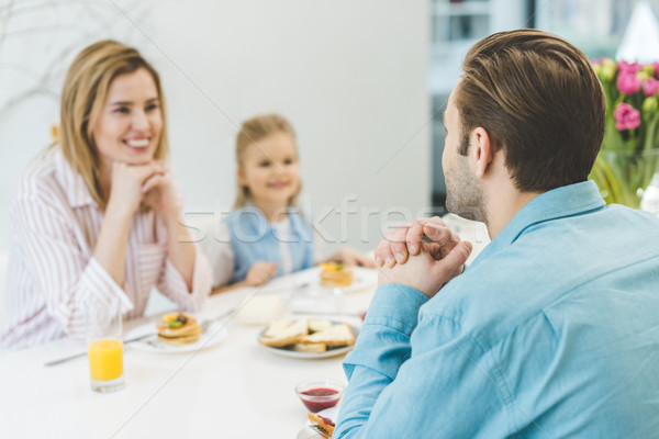 Focus selectiv om mic dejun împreună casa familiei familie Imagine de stoc © LightFieldStudios