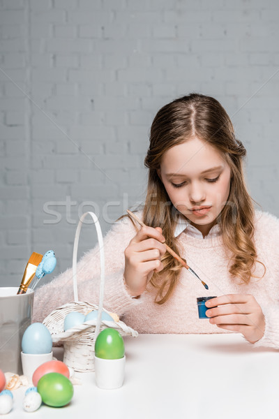 Adorable petite fille peinture œufs de Pâques table Pâques [[stock_photo]] © LightFieldStudios