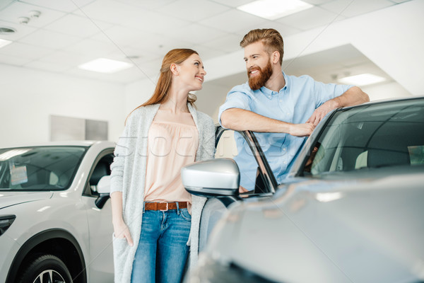 Foto stock: Feliz · pie · coche · nuevo · sonriendo · otro