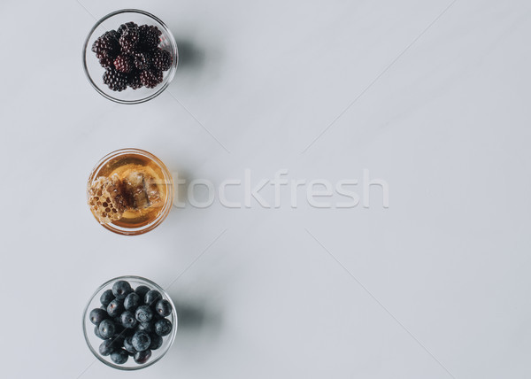 Top view vetro frutti di bosco miele Foto d'archivio © LightFieldStudios