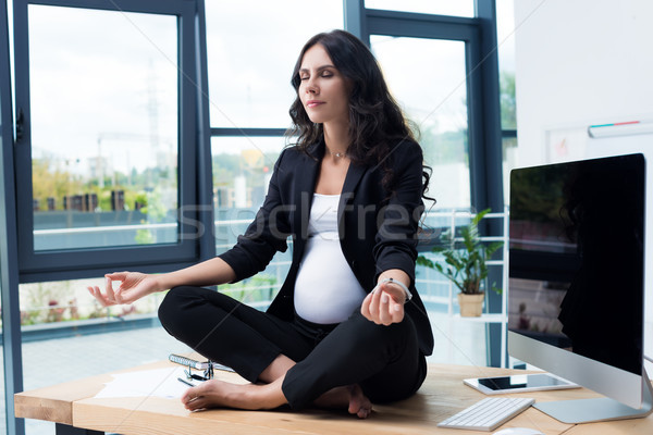 Zwangere zakenvrouw tabel lotus pose vergadering Stockfoto © LightFieldStudios