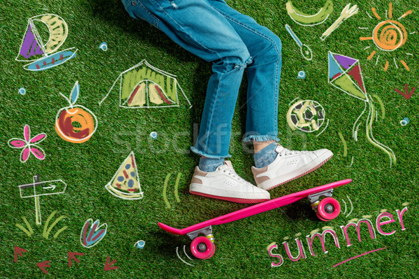 Imagine fată skateboard vară iarbă Imagine de stoc © LightFieldStudios